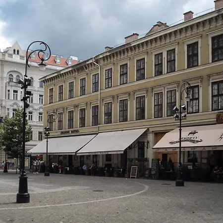 Inviting Flat In The Heart Of Town Apartman