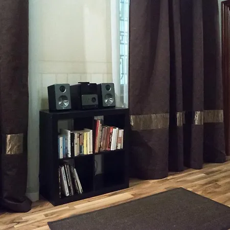 아파트 Inviting Flat In The Heart Of Town
