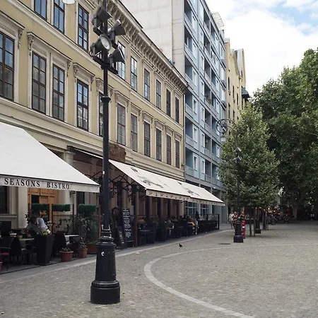 Apartment Inviting Flat In The Heart Of Town *